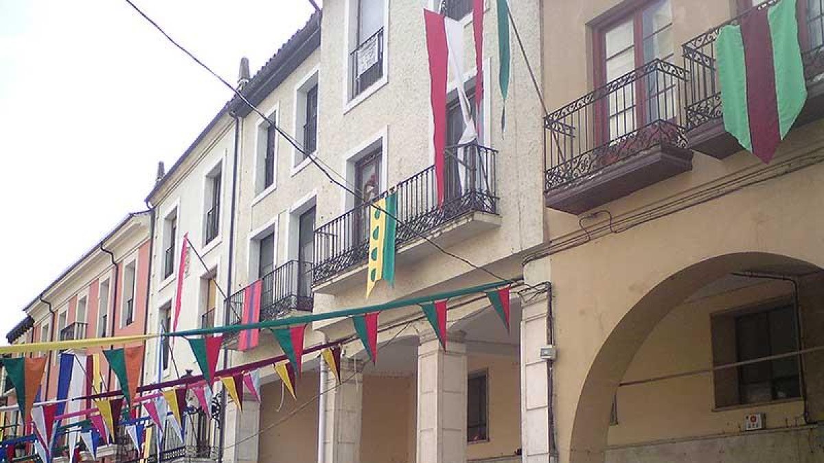 El edificio, declarado en ruina, sigue conservando el archivo municipal.-L. V.