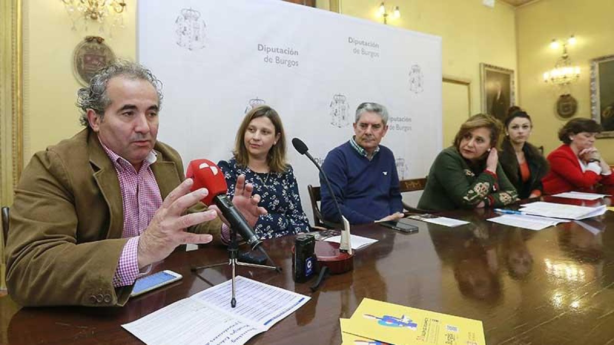 El fabricante de morcillas Roberto Da Silva interviene en la presentación de la feria en la que Montserrat Aparició analizó la participación burgalesa.-RAÚL G. OCHOA