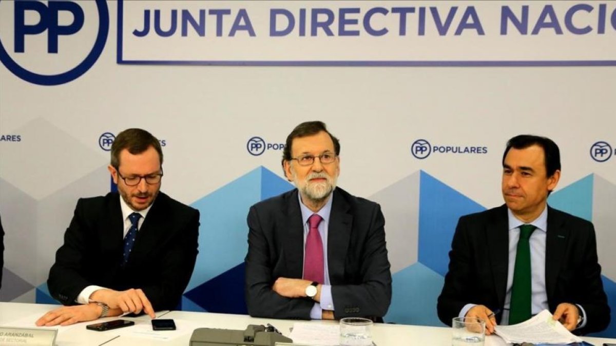Mariano Rajoy, al inicio de la junta directiva nacional, entre el vicesecretario del PP Javier Maroto y el coordinador, Fernando Martínez-Maillo, este lunes en Madrid.-JUAN MANUEL PRATS