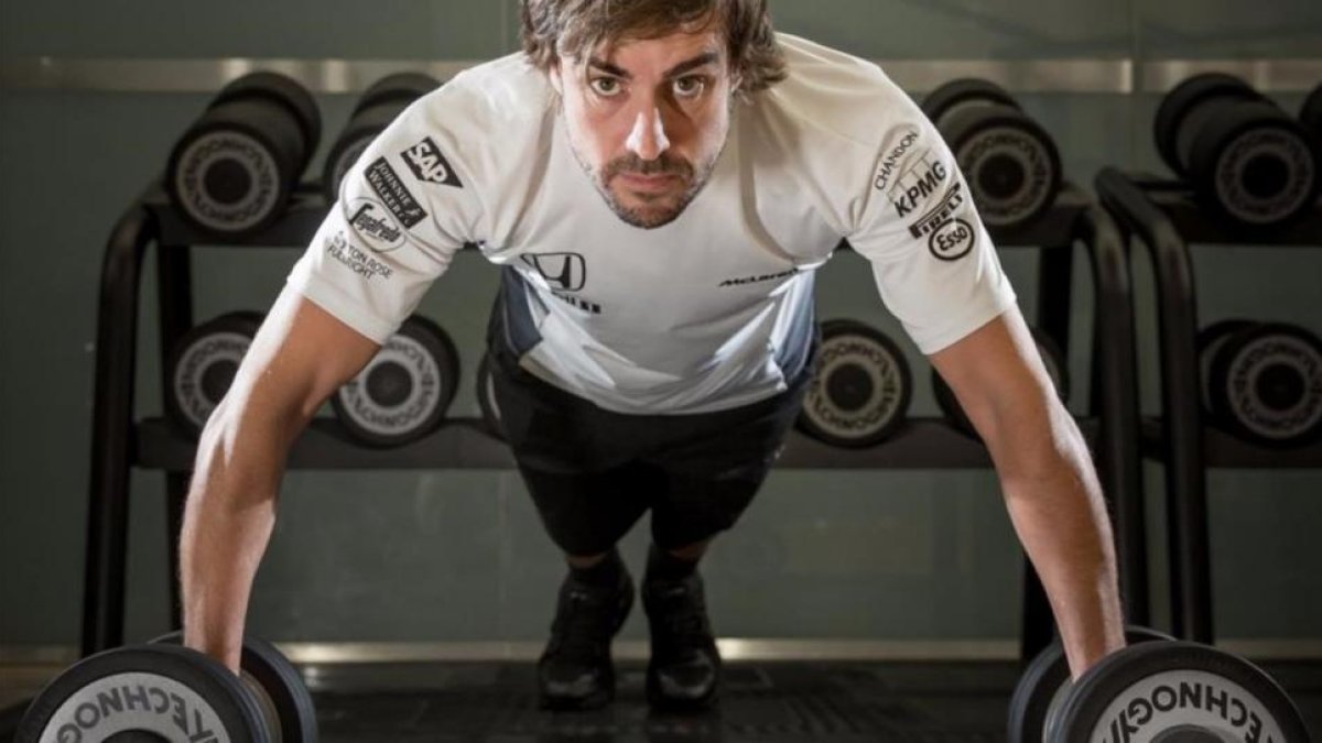 Fernando Alonso, con las pesas, en su gimnasio.-EL PERIÓDICO