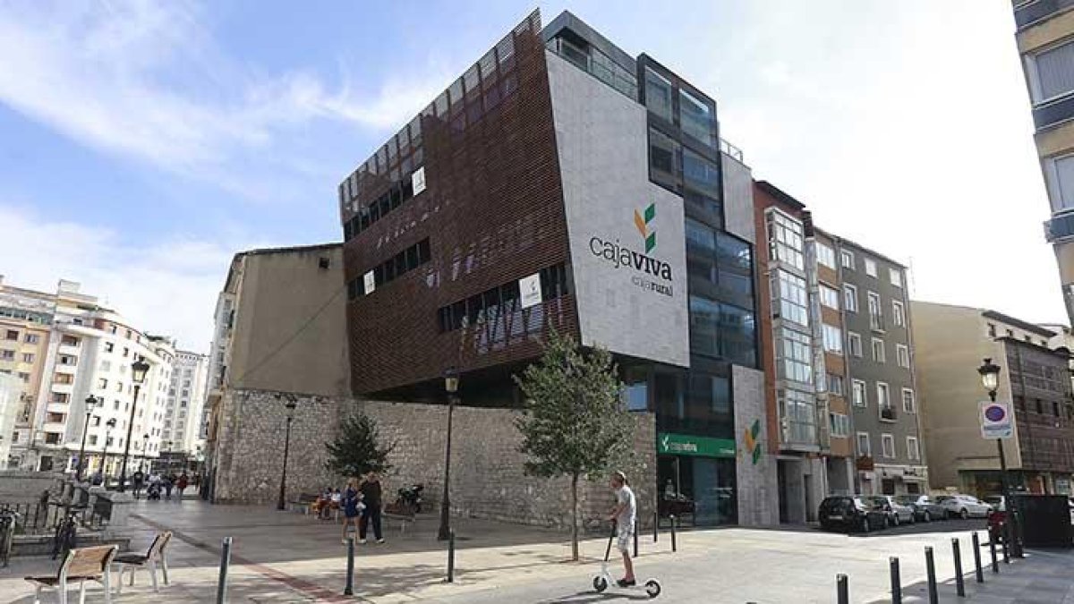 La constructora Raimconsa levantó la Casa de la Muralla sobre el lienzo anexo al Arco de San Juan siguiendo un aplaudido diseño del arquitecto catalán.-RAÚL OCHOA
