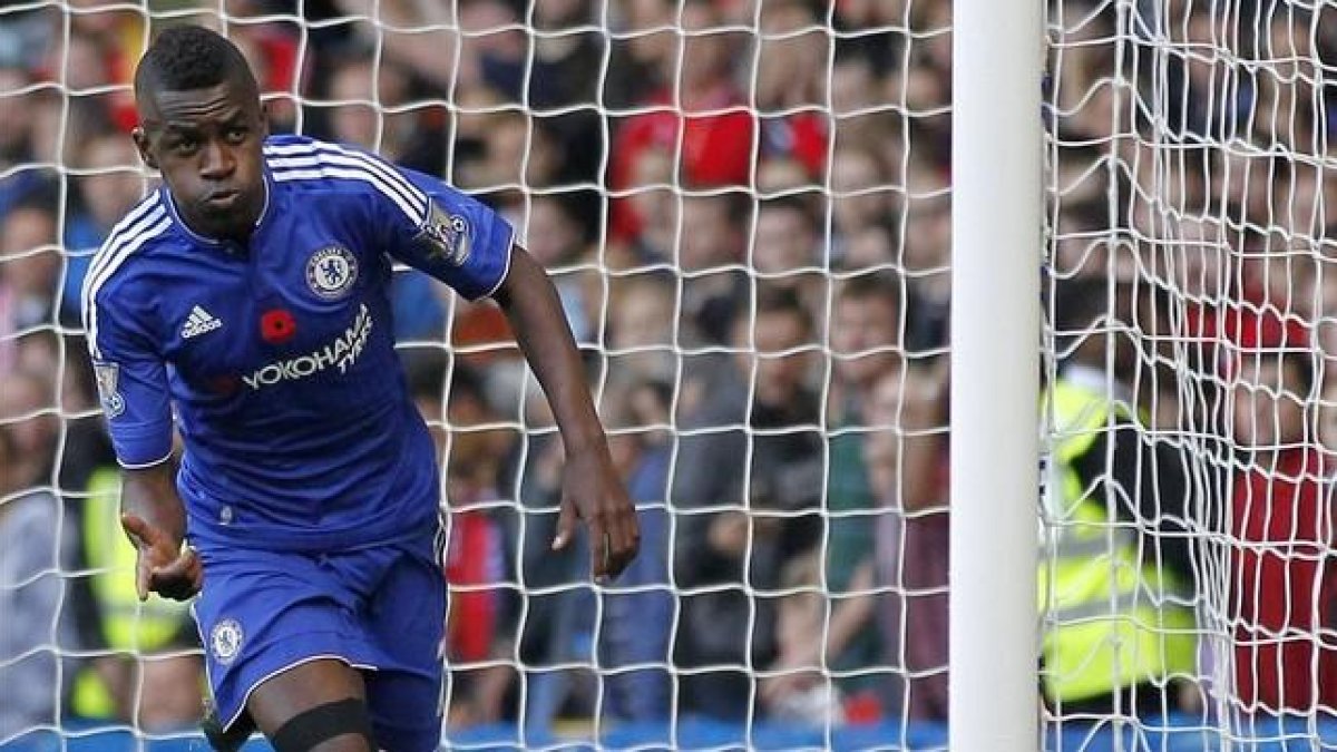 Ramires, el fichaje más caro del mercado de invierno, celebra un gol con el Chelsea, que lo ha vendido por 28 millones a la Jiangsu chino.-AFP / IAN KINGTON
