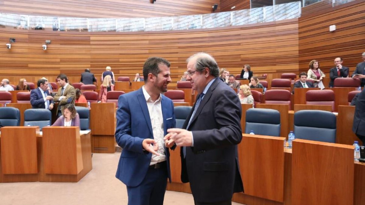 El presidente de la Junta de Castilla y León, Juan Vicente Herrera, y el Secretario General del PSOE CyL, Luis Tudanca, durante la espera del arreglo de la megafonía-ICAL