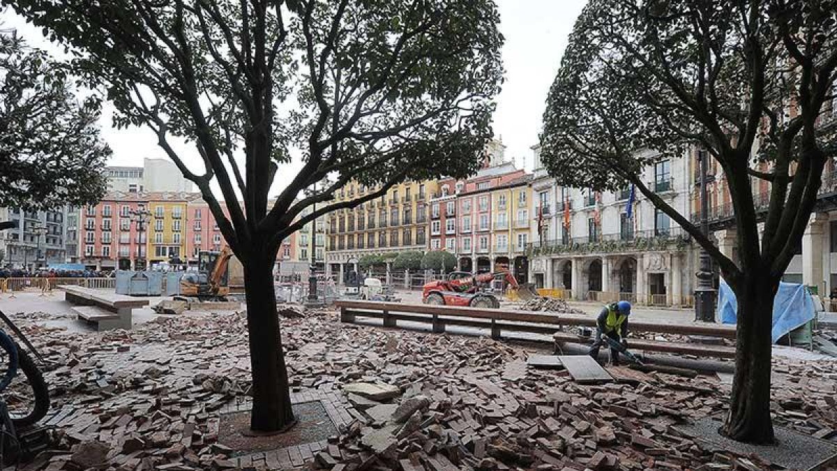 Los adoquines de la Plaza Mayor fueron demolidos para instalar las nuevas baldosas.-ISRAEL L. MURILLO