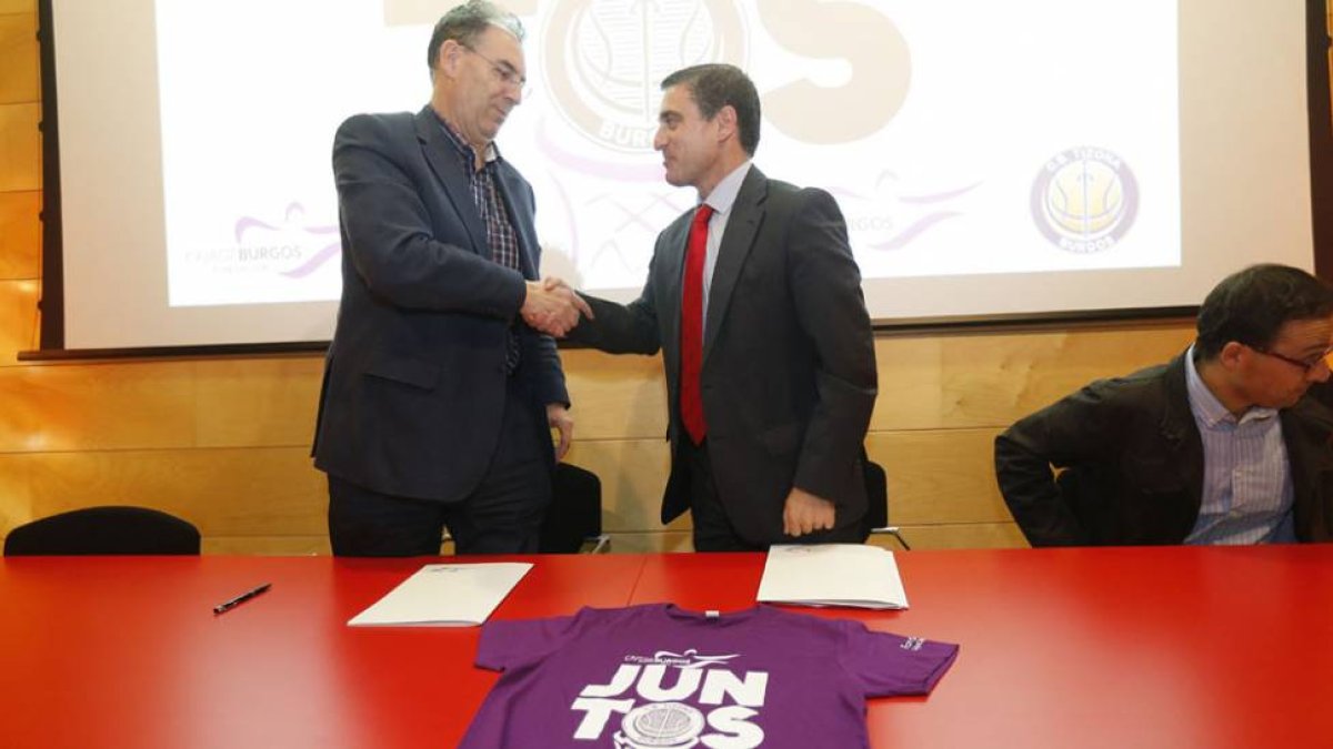 Benavente (CB Tizona) y Barbero (Caja de Burgos) sellan el acuerdo, ayer.-RAÚL OCHOA
