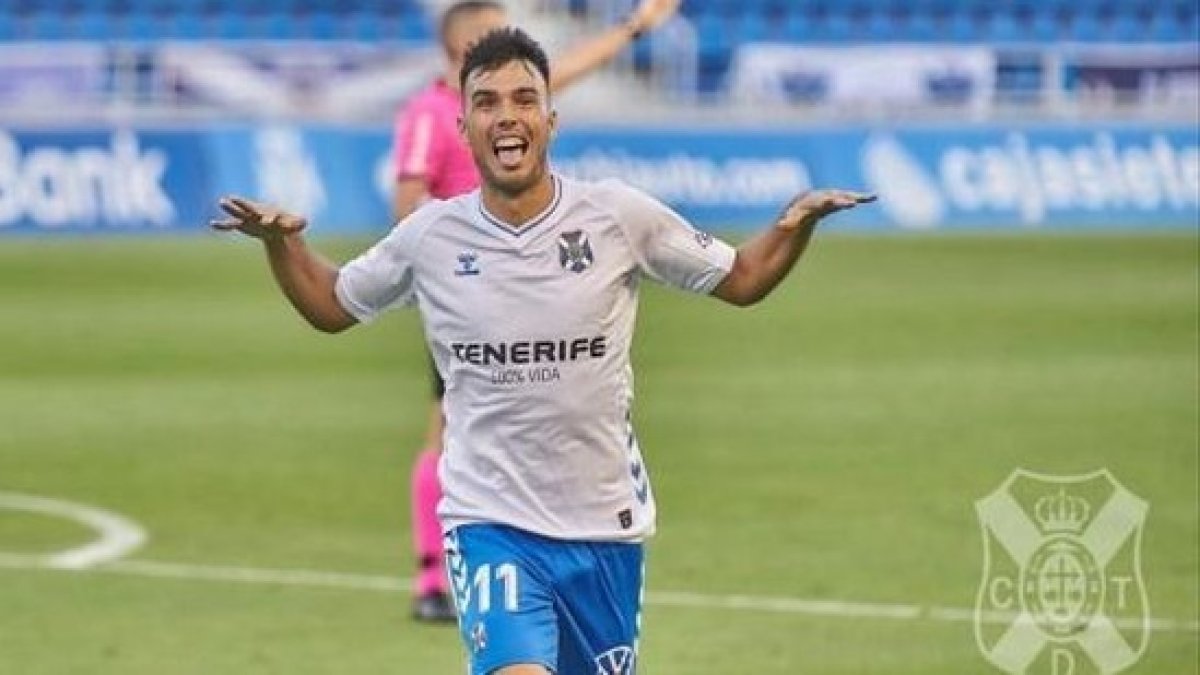 Álex Bermejo celebra un gol con la camiseta del Tenerife. CD TENERIFE