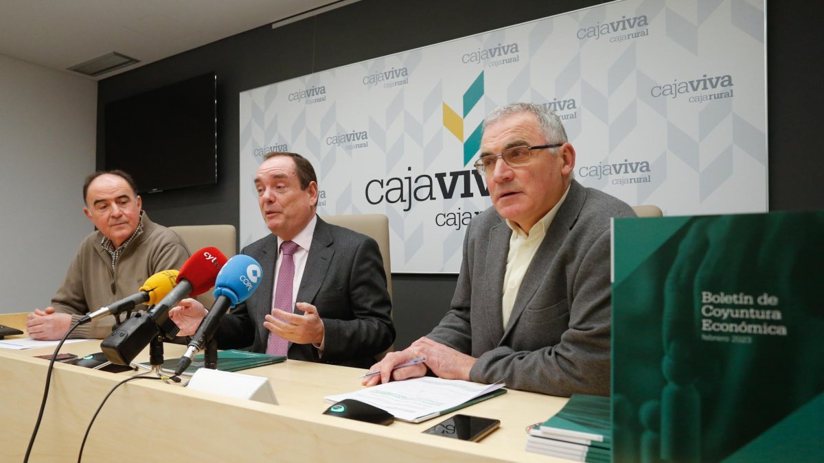 Manuel Morquillas, Ramón Sobremonte y José María Calzada, en la presentación del último número del Boletín de Coyuntura Económica. SANTI OTERO