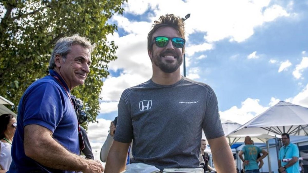 Fernando Alonso junto a Carlos Sainz en el parque de garajes del circuito Albert Park en Melbourne.-SRDJAN SUKI