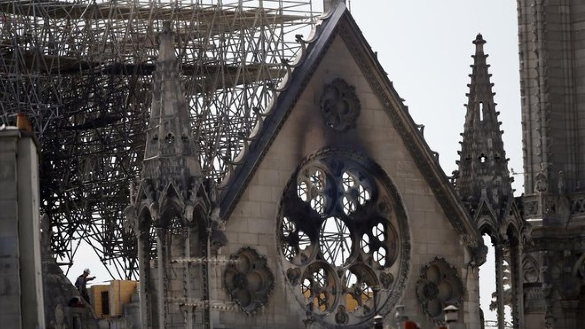 Un trabajador comprueba el estado de una estructura de madera de Notre Dame.-AP / FRANÇOIS MORI