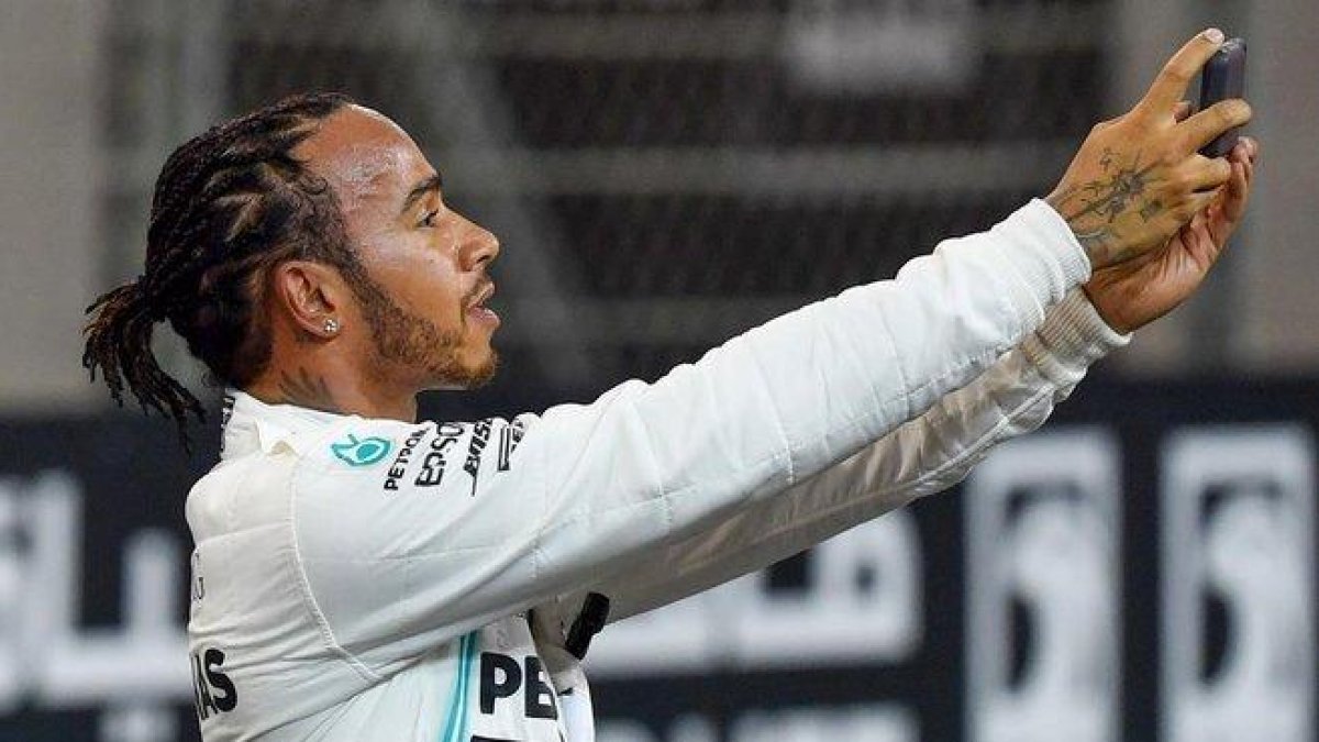Lewis Hamilton se hace un autoretrato para celebrar su ’pole’ en Abu Dabi.-AFP / ANDREJ ISAKOVIC