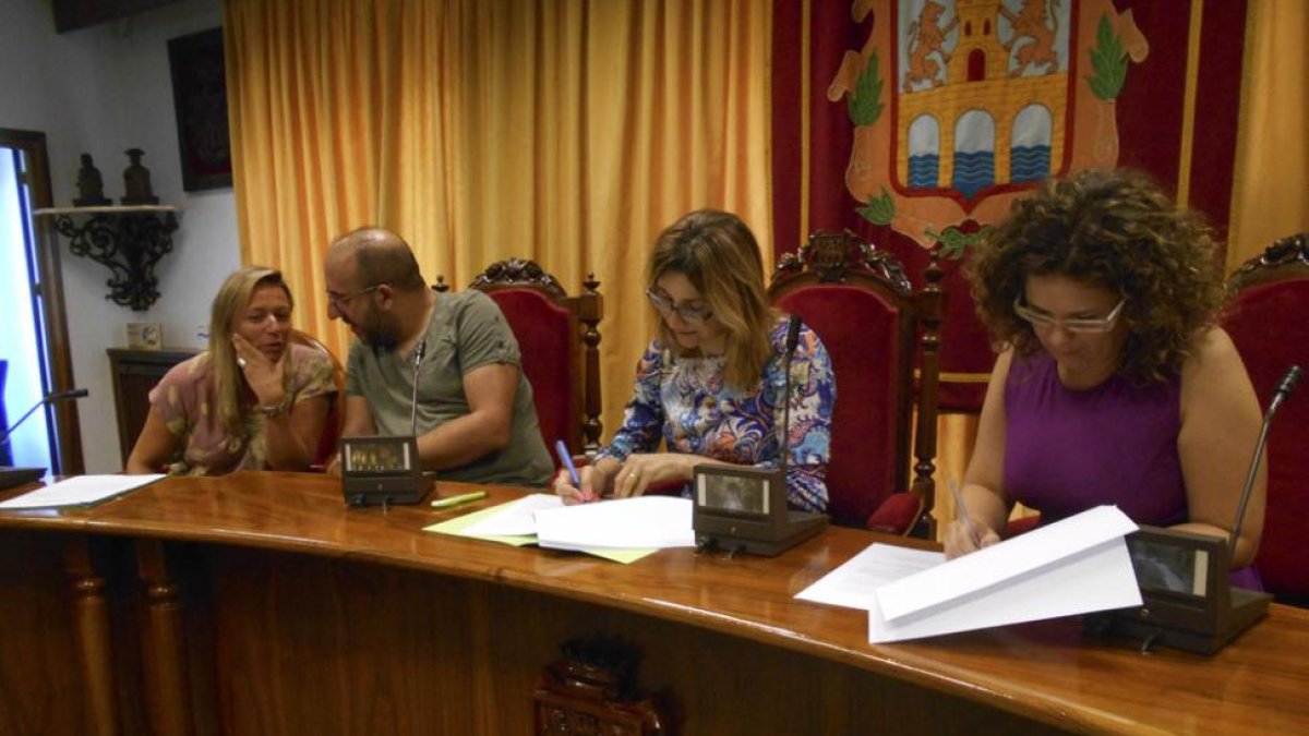 Javier Ajenjo y la alcaldesa de Aranda, Raquel González (centro) ayer en el Ayuntamiento.-L. V.