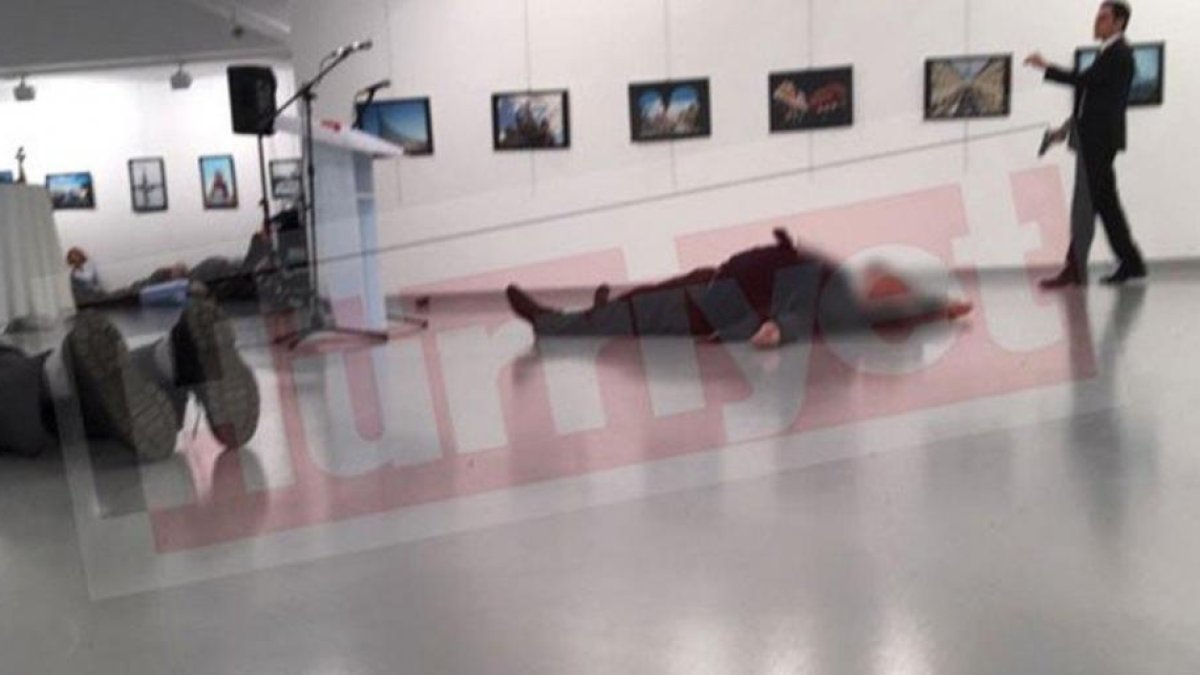 Fotografía difundida por el diario 'Hurriyet' en que se ve al embajador abatido en el suelo.-HURRIYET