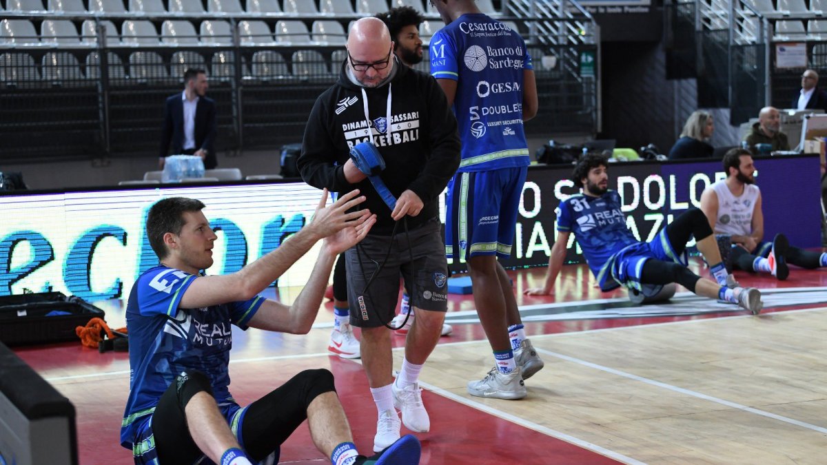 Jugadores del Dinamo realizando estiramientos. ECB