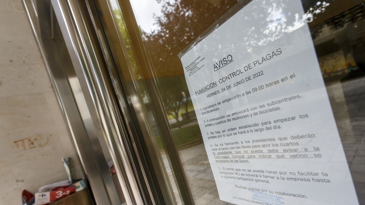 Cartel que avisa de la fumigación de los 23 edificios de la zona Río Vena afectada por una plaga de cucarachas. SANTI OTERO