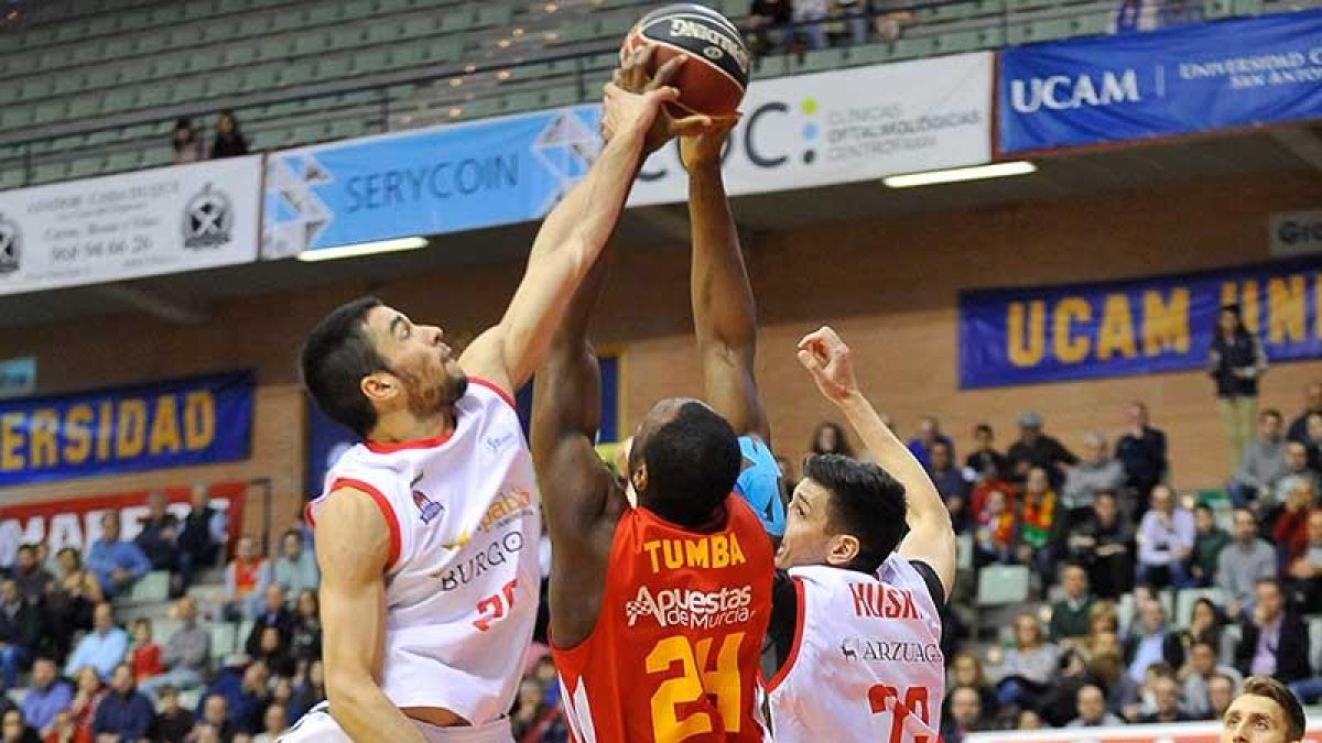Álex López salta con Tumba en un lance del partido de ayer-ACB PHOTO / J. BERNAL