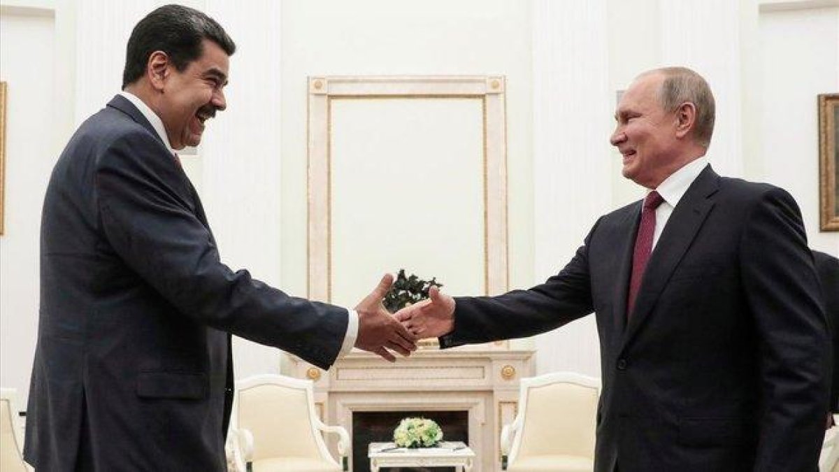 Maduro saluda a Putin durante su encuentro en el Kremlin, este miércoles.-SERGEI CHIRIKOV (AFP)