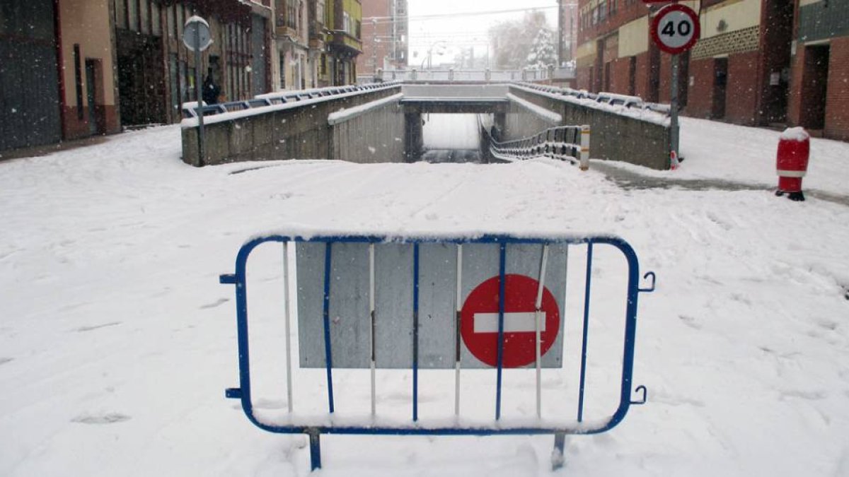 La calle Vitoria de Miranda de Ebro se cerró ayer al tráfico por placas de hielo en la vía.-E.M.