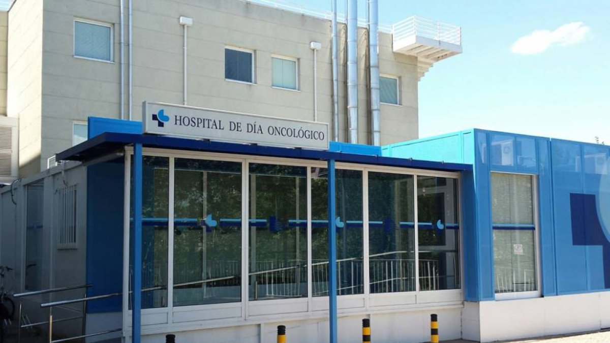 Fachada del ‘cuestionado edificio de oncología’.-L. V.