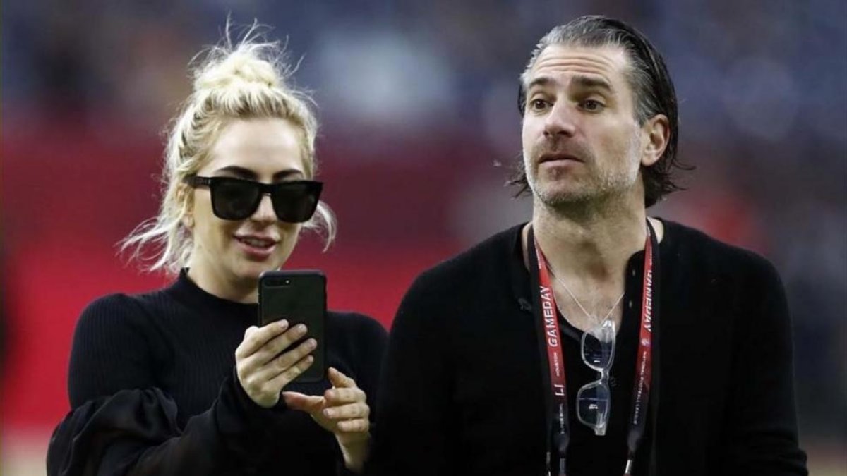 Lady Gaga y su prometido Christian Carino.-/ PERIODICO