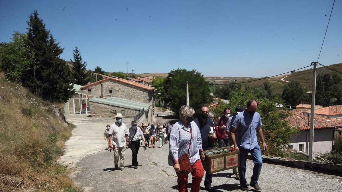 Esther Bolado y Jesús Viadas portan la urna funeraria con documentos y recuerdos vinculados a Antoni Benaiges. G. GONZÁLEZ
