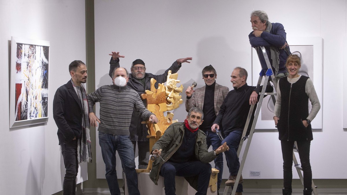 Algunos de los artistas de GAP reunidos -y unidos- en torno a las obras de arte que desde hoy puede conocer el público en la sala Consulado del Mar. FOTOS: RAÚL G.OCHOA