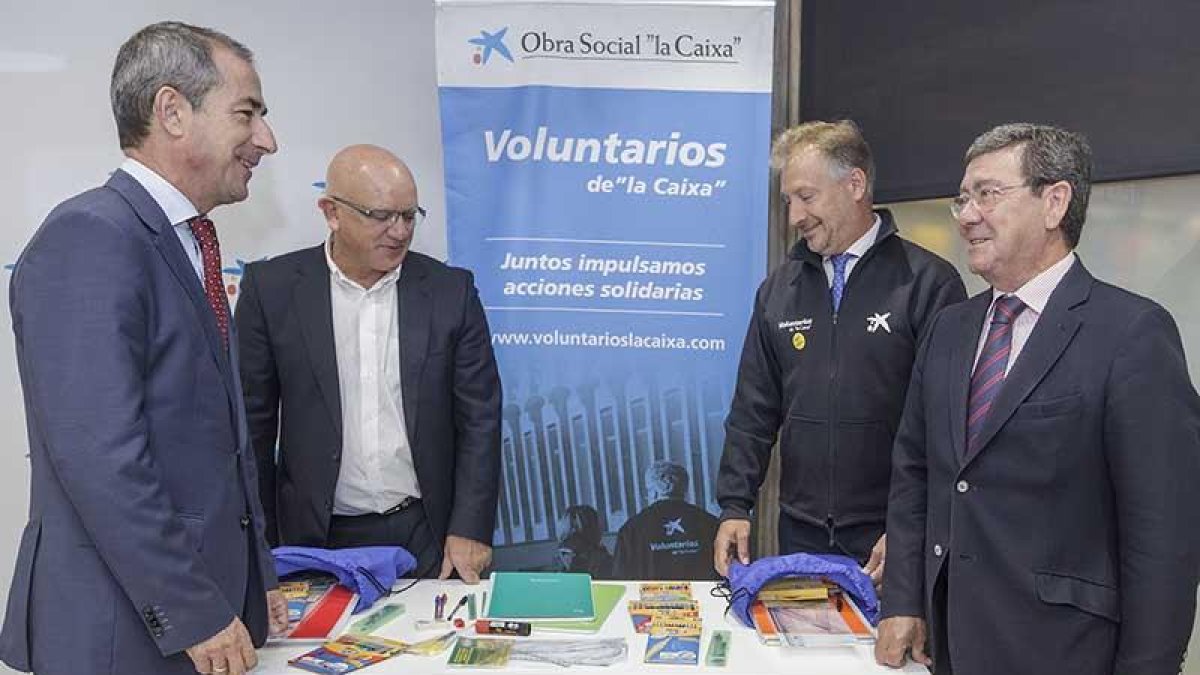 José Manuel Bilbao, Julio Velasco y César Rico con un kit de material escolar.-SANTI OTERO