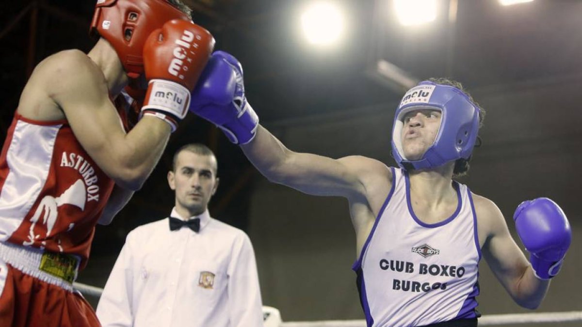 Adrián Luzárraga pasa al ataque durante su combate.-RAÚL OCHOA