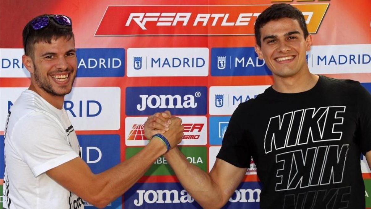 Husillos (izquierda) y Hortelano chocan manos en la presentación del mitin de Madrid-JJ GUILLEN