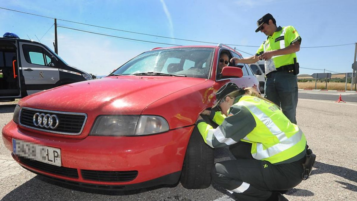 Imagen de un control de la Guardia Civil en una carretera de la provincia.-ISRAEL L. MURILLO