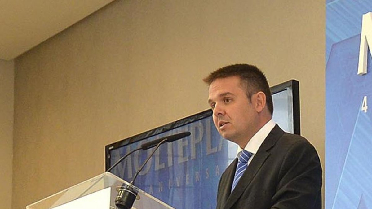 Ignacio Álvarez, director de la planta, en un momento de su intervención.-ICAL