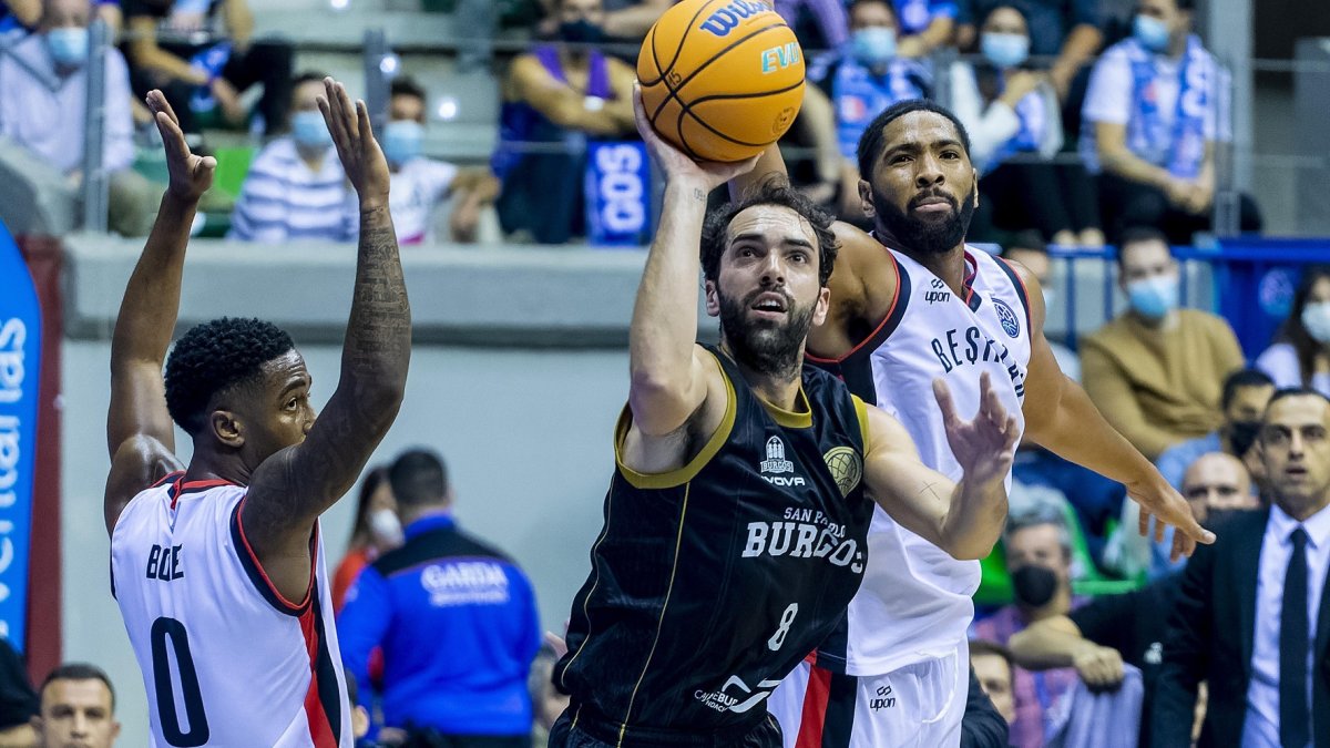 Benite lanza a canasta. SANTI OTERO