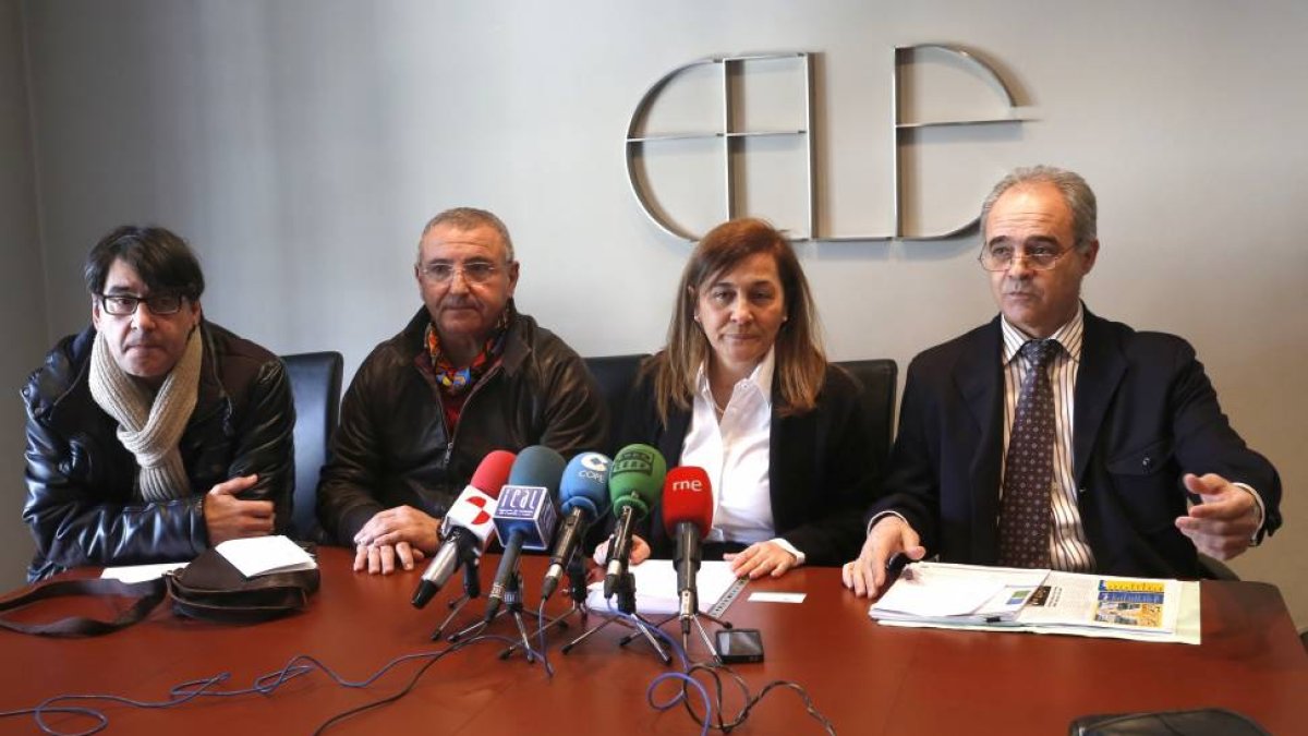 Reunión de representantes de la Agrupación Española de Vendendores al por menor de Carburantes y Combustibles, la Confederación Española de Empresarios de Estaciones de Servicio y CCOO y UGT-Ical