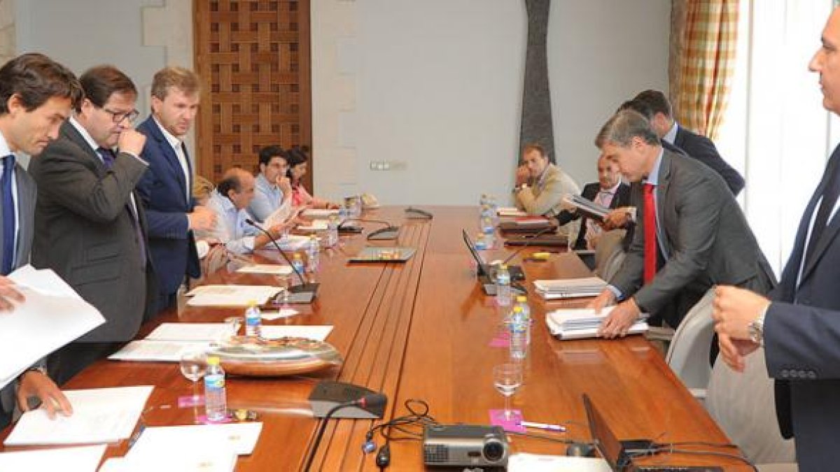 Los miembros del consorcio de la variante ferroviaria en una reunión reciente.-ISRAEL L. MURILLO
