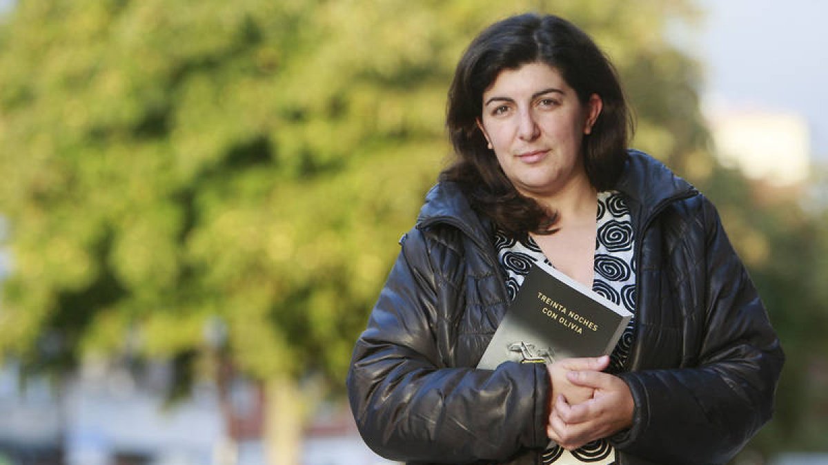 La autora Noe Casado, con su novela 'Treinta noches con Olivia'.