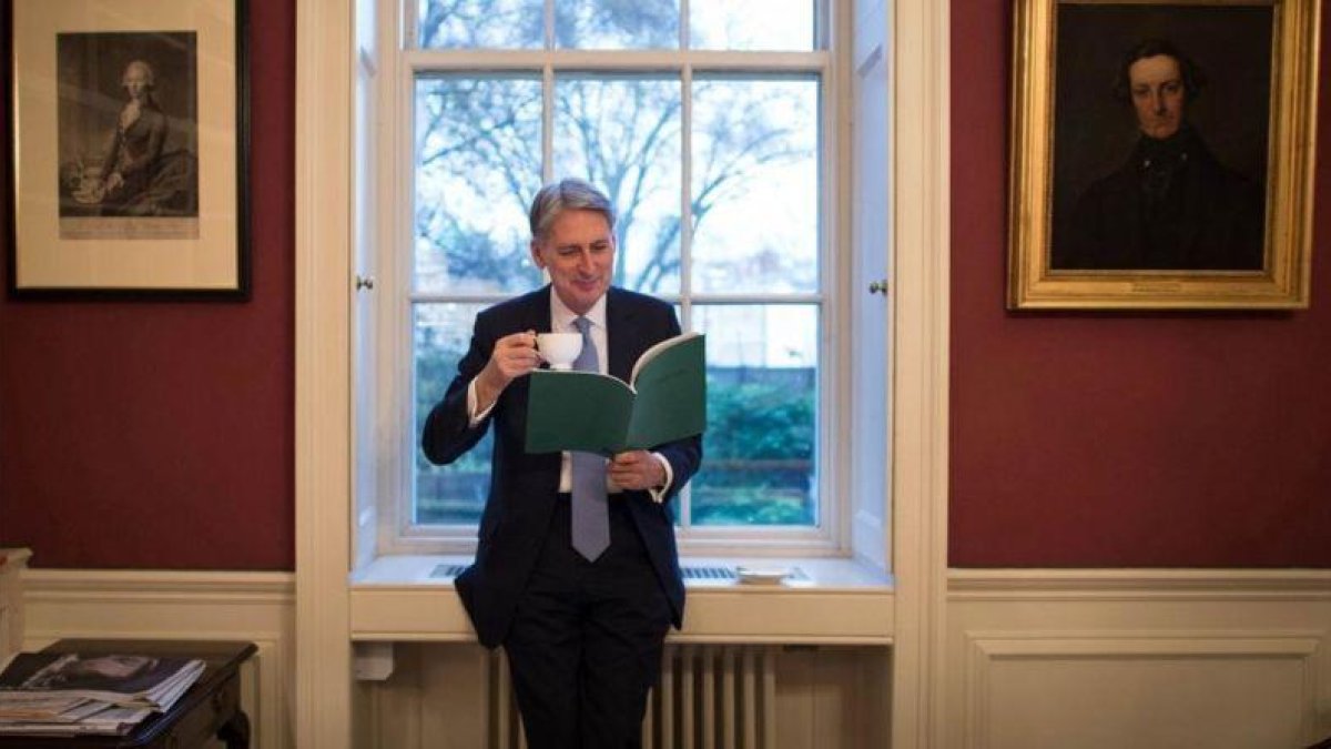 Philip Hammond en su oficina en Downing Street.-REUTERS / STEFAN ROUSSEAU