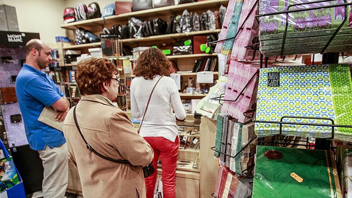 Imagen de material escolar en una librería.-ECB