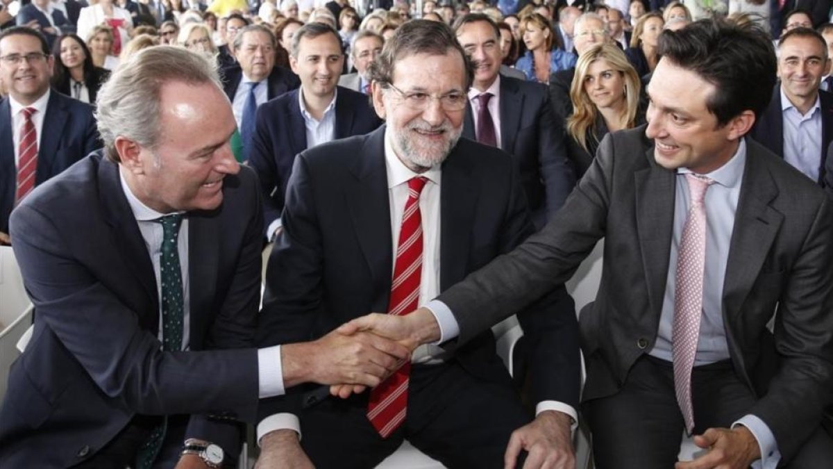 Vicente Betoret saluda al expresidente de la Comunidad Valenciana Alberto Fabra en presencia de Mariano Rajoy, durante un acto del PP en Valencia en mayo del 2015.-MIGUEL LORENZO