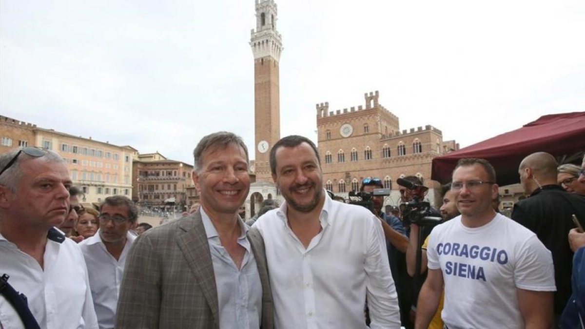 El ministro de Interior italiano, Matteo Salvini (derecha) posa junto al candidato a la alcaldía de Siena Luigi De Mossi.-FABIO DI PIETRO