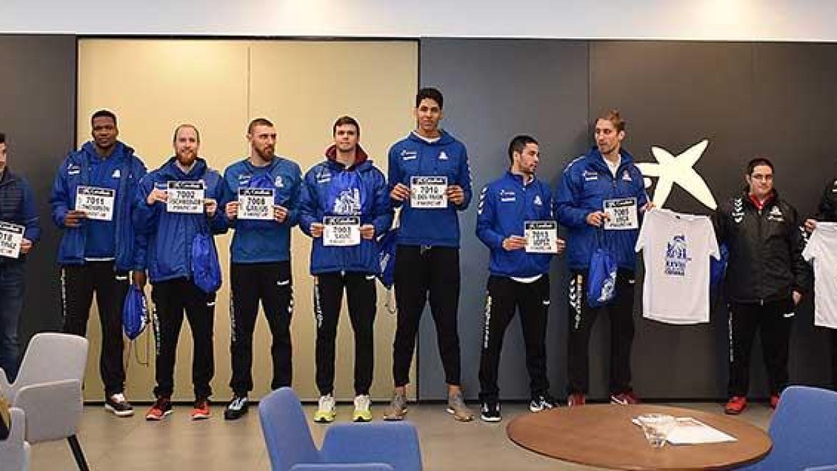Los jugadores y cuerpo técnico del San Pablo Burgos recogieron ayer sus dorsales para la XXVIII San Silvestre Cidiana-SAN PABLO BURGOS