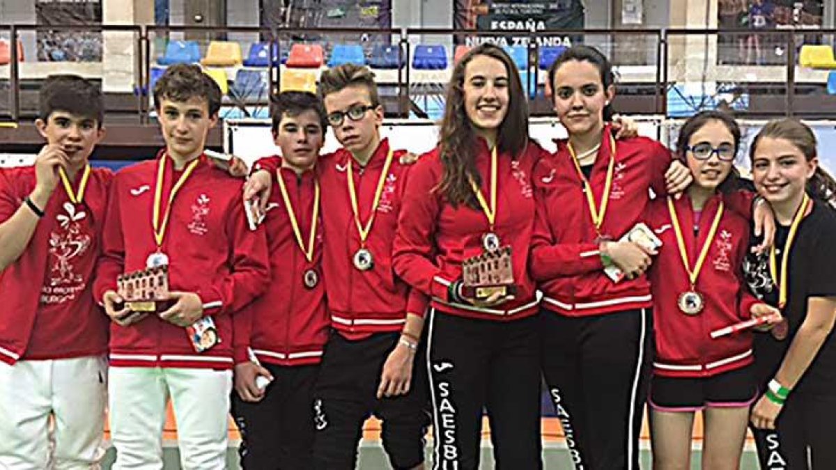 Equipos masculino y femenino del Sala Esgrima Burgos que se hicieron con el bronce en Guadalajara-ECB