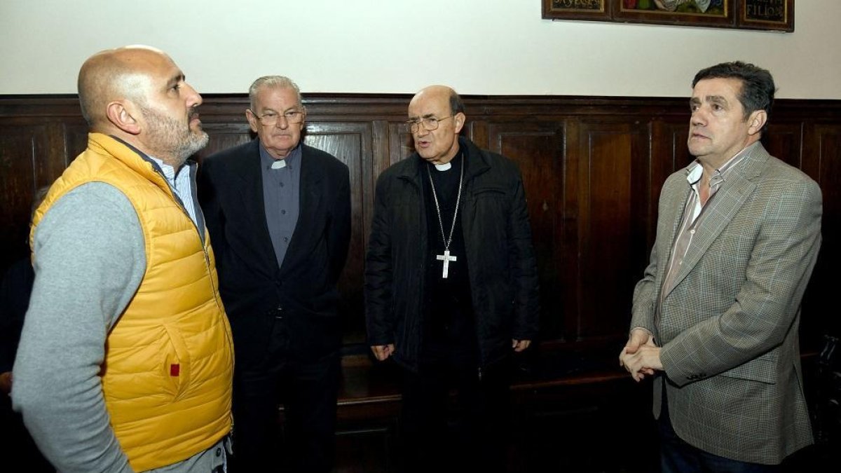 Presentación del nuevo sistema de climatización de la Catedral por el Arzobispo, Fidel Herráez (2D), el Deán de la Catedral, Pablo González (2I), el aparejador de la Catedral, Miguel Ángel Ortega (D), y el director de Energanova, Javier Méndez (I)-ICAL