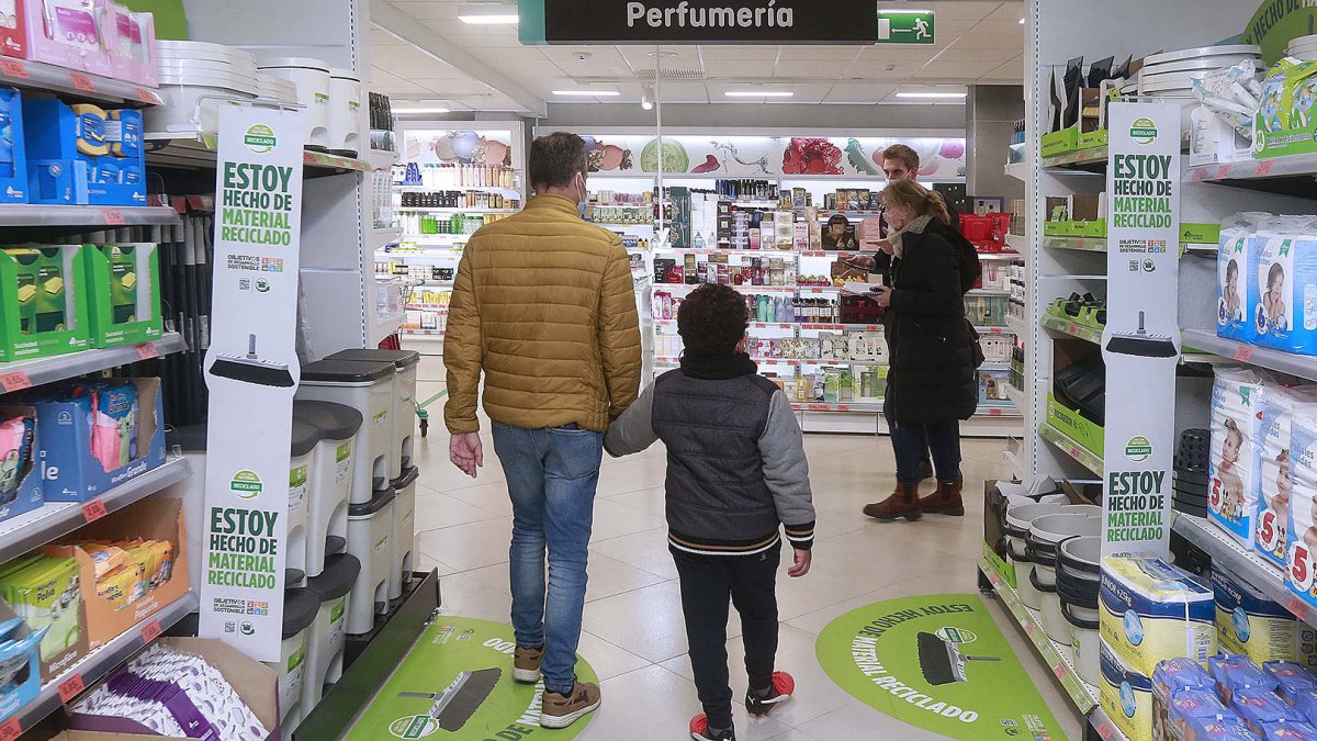 «En Mercadona reciclamos el 100% de los embalajes de cartón y plástico que usamos. Son 220.000 toneladas que tienen una segunda vida en nuestras tiendas en forma de bolsas para la compra o cajas de leche». R. O.