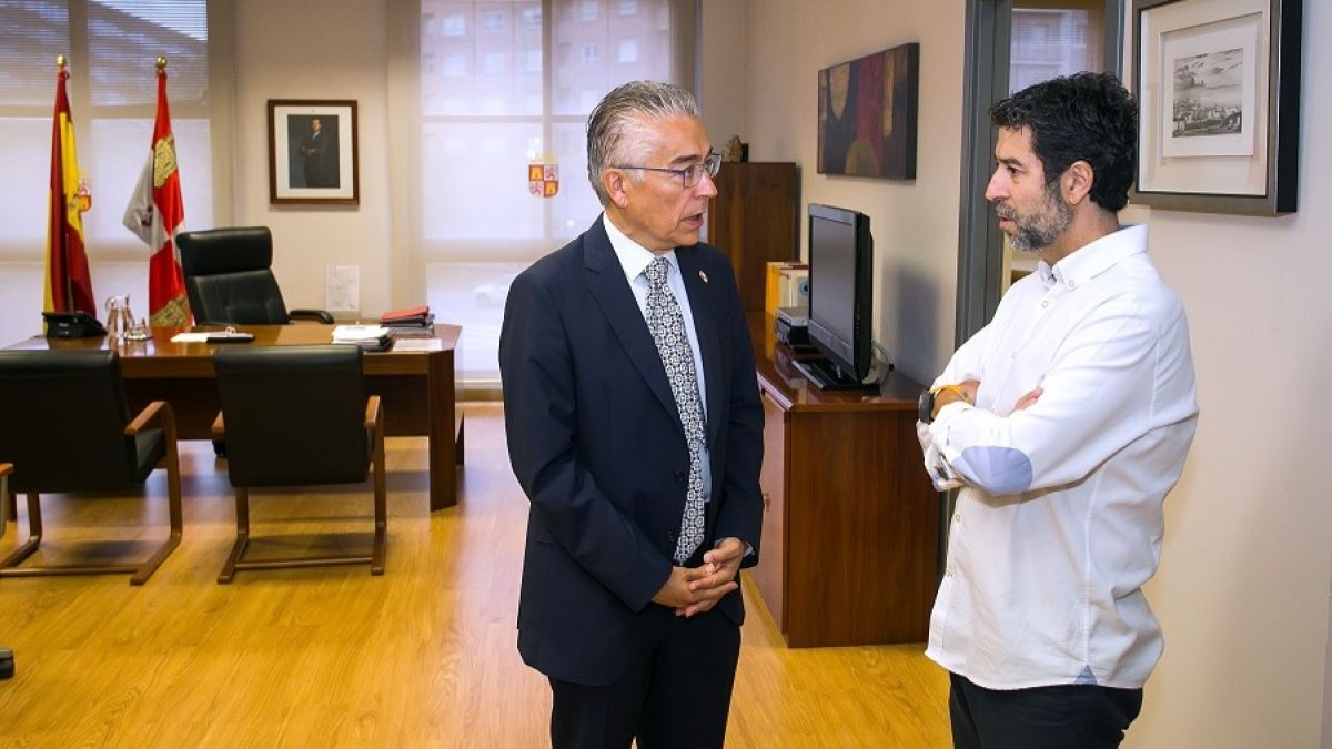 El delegado territorial de la Junta en Burgos, Roberto Saiz (izquierda), agilizó ayer los trámites del protocolo acordado con Fecalbus. TOMÁS ALONSO