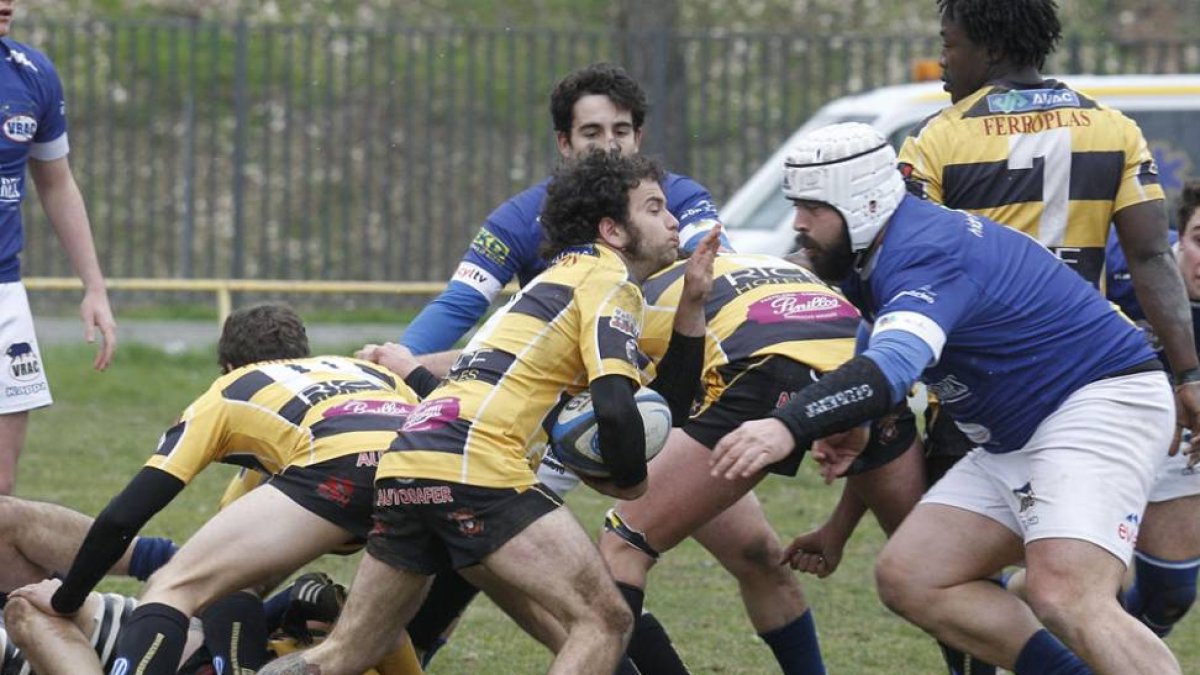 El medio de melé, Víctor Prada, sale de un ruck en el partido disputado ayer en San Amaro.-SANTI OTERO