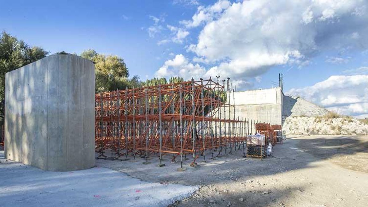 Material apilado en la zona baja donde se levantará la cimbra para sustentar la nueva estructura.-ISRAEL L. MURILLO