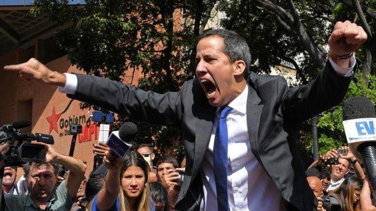 El opositor Juan Guaidó a la entrada de Asamblea Nacional.-AFP