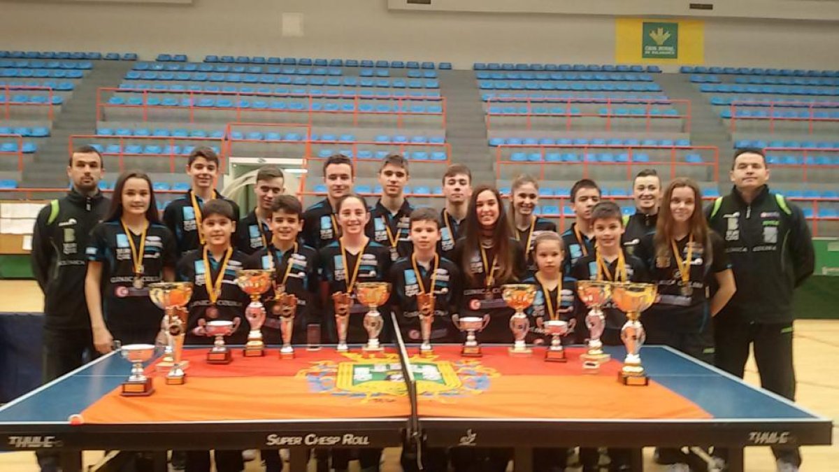 Los medallistas del Clínica Colina posan con los trofeos conseguidos-ECB