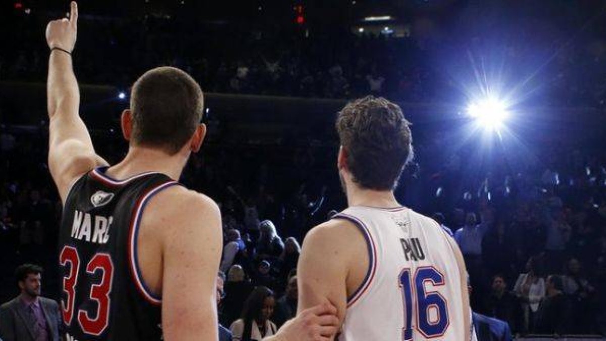 Marc y Pau Gasol, antes del salto inicial en el All Star de la NBA.-Foto: AP / KATHYH WILLENS