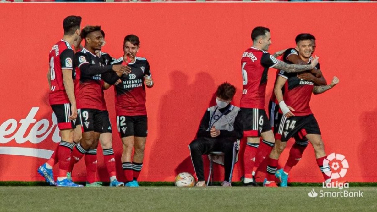 Los jugadores del Mirandés celebran un gol. LALIGA