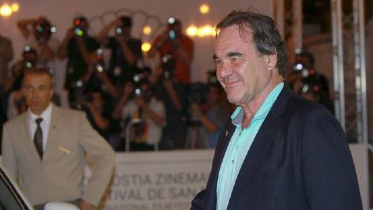 Oliver Stone a su llegada al Festival de Cine de San Sebastián, la noche del sábado, donde presenta su última película 'Salvajes'.-JUAN HERRERO / EFE